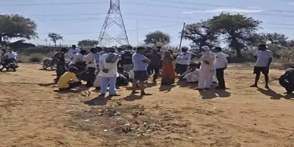 बेकाबू ट्रेलर तंबू में घुसा, दो बच्चों सहित तीन की मौत