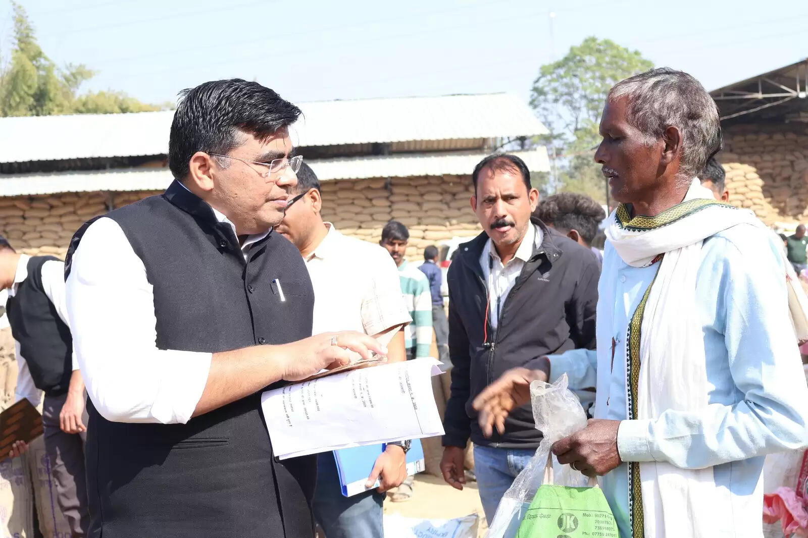 कोरबा में धान खरीद व्यवस्था का कलेक्टर ने किया औचक निरीक्षण, अव्यवस्थाओं पर सख्त कार्रवाई