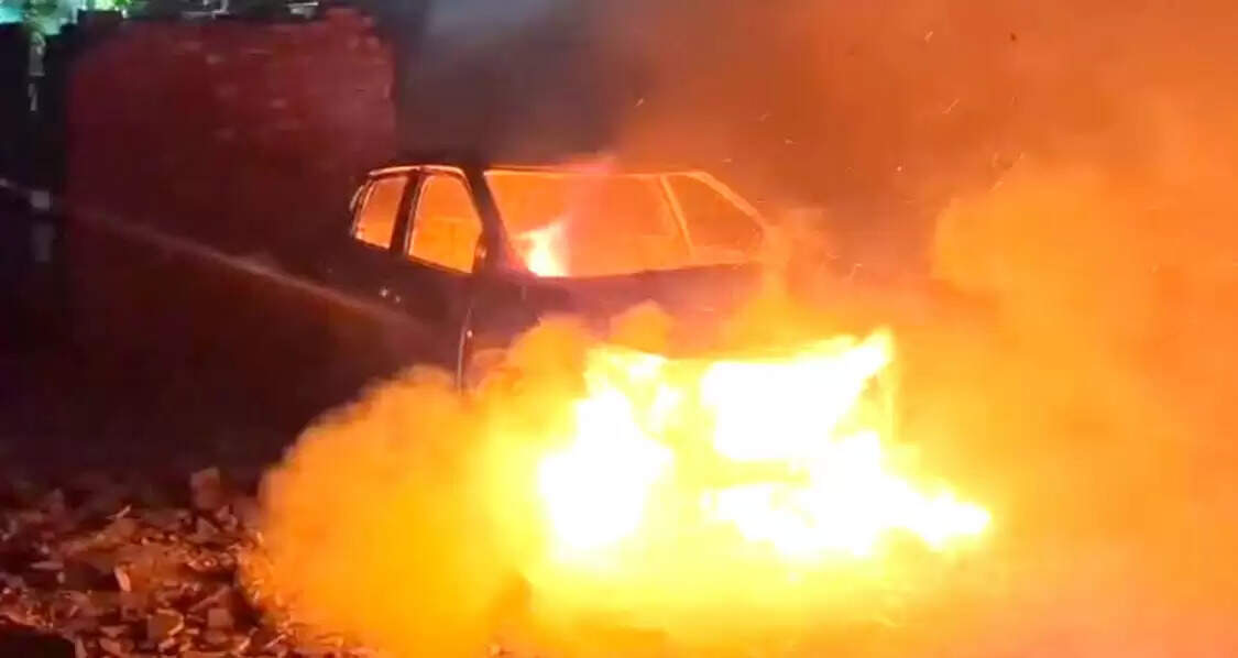 खड़ी कार बनी आग का गोला, पूरी तरह जलकर खाक