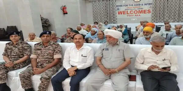 सीआरपीएफ की 76वीं बटालियन ने वृद्ध आश्रम अम्फल्ला में आयोजित किया सांस्कृतिक कार्यक्रम