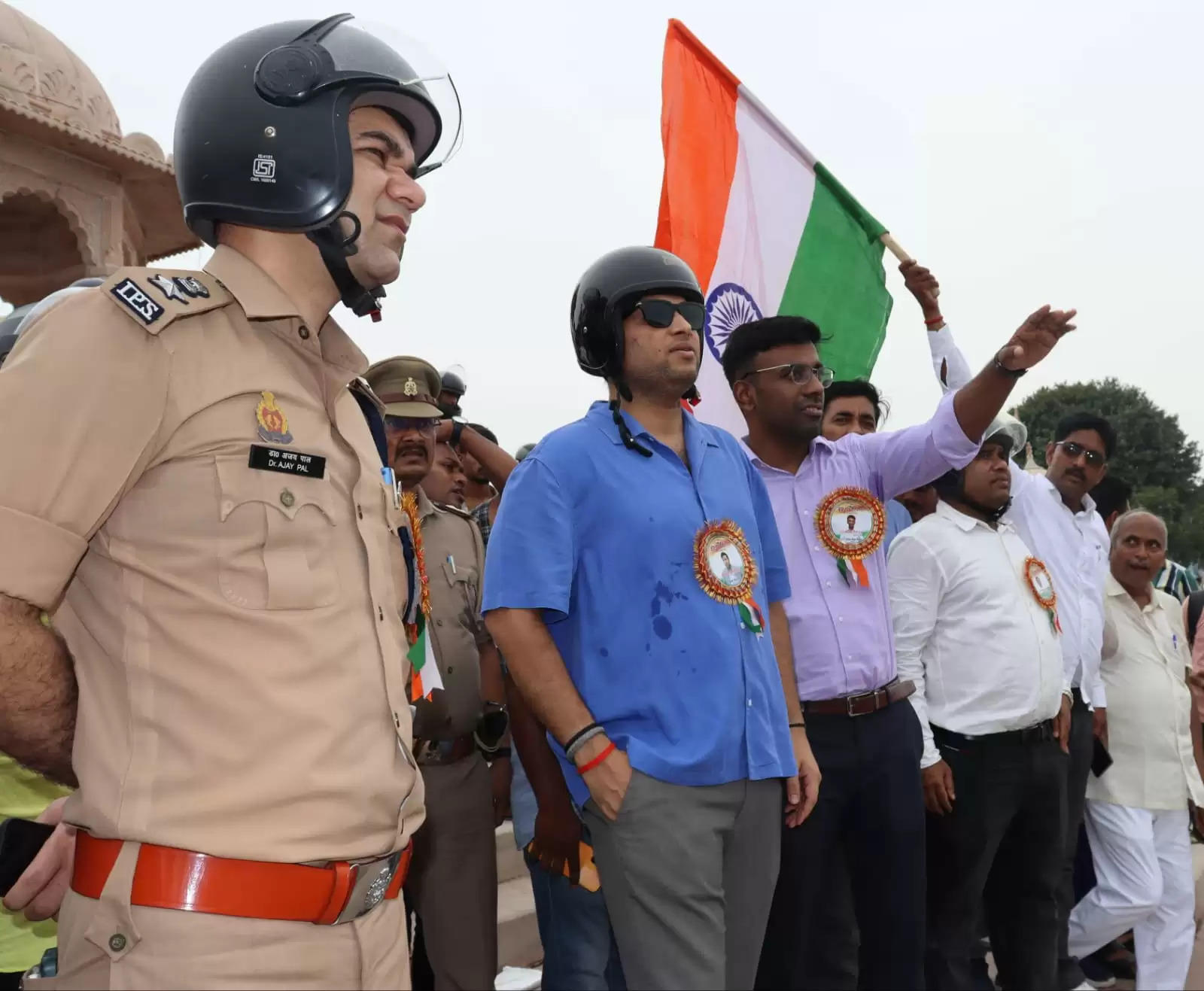 अधिकारियों -कर्मचारियों की तिरंगा यात्रा को जिलाधिकारी ने दिखायी हरी झंडी