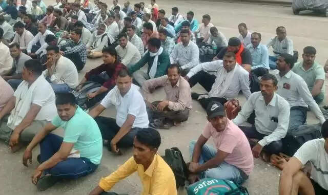 पशुपालन मंत्री का आवास घेरने का प्रयास, पशु मित्रों ने उठायी आवाज