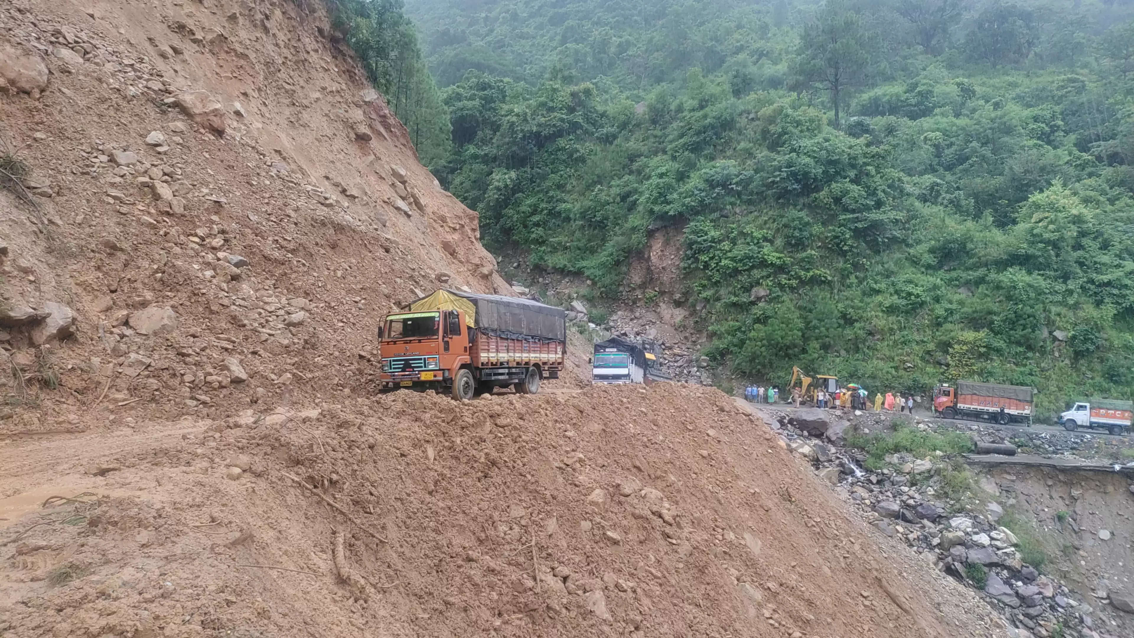 भूस्खलन से कमेडा व नंदप्रयाग में बद्रीनाथ हाइवे बंद, 130 तीर्थयात्री फंसे, 40 निकाले गए