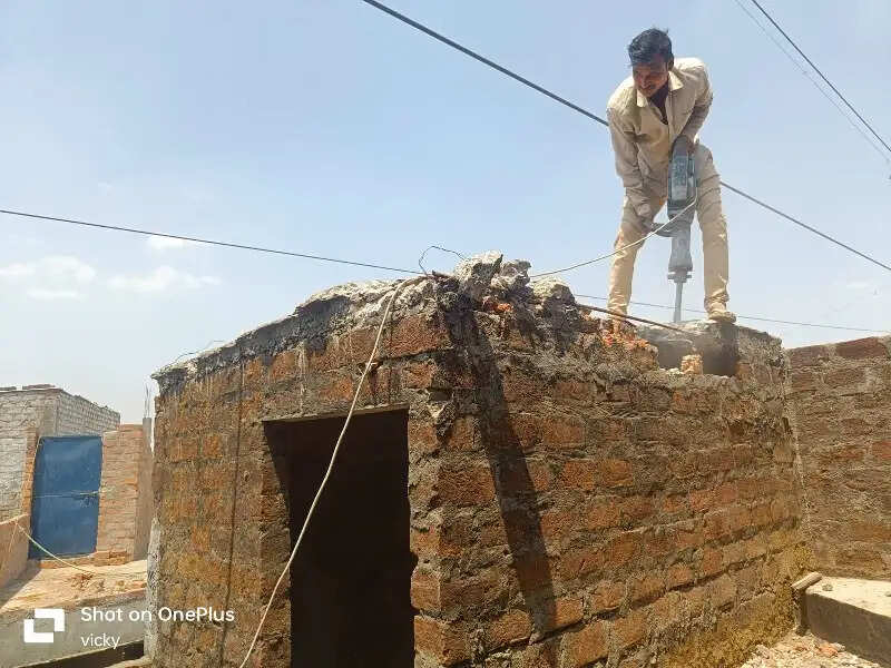 एमपी ट्रांसको ने मानव जीवन के लिए घातक अनाधिकृत निर्माण तोड़े