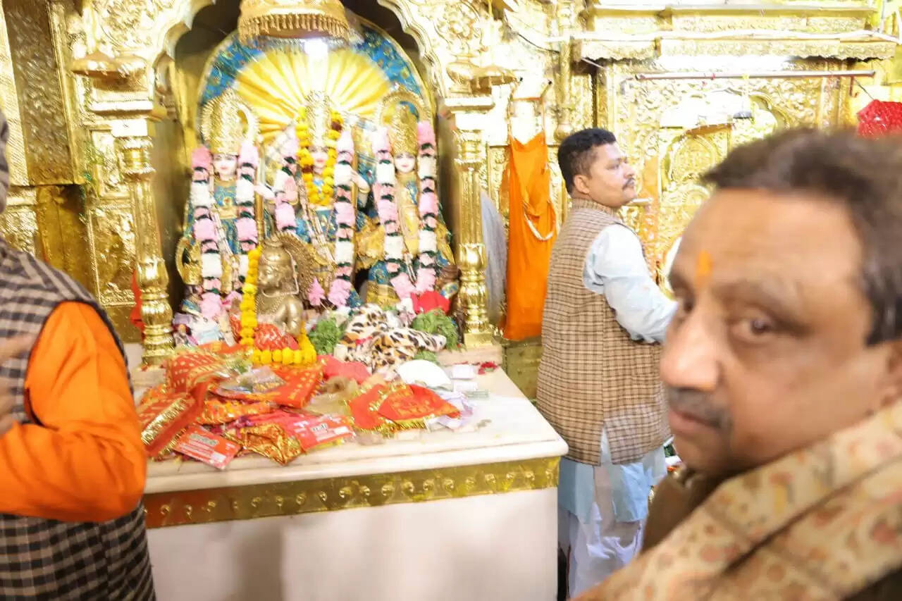 नववर्ष पर दिल्ली के मंदिरों में दर्शन करने पहुंचे श्रद्धालु