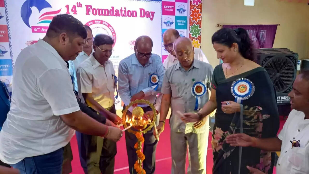 ईस्ट एंड वेस्ट टीचर्स ट्रेनिंग कॉलेज के 14वां स्थापना दिवस का कुलपति ने किया उद्घाटन