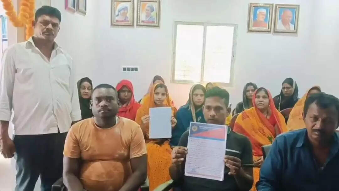 नशीले पदार्थ के बिक्री के विरोध में ग्रामीण पहुंचे मानवाधिकार संगठन कार्यालय