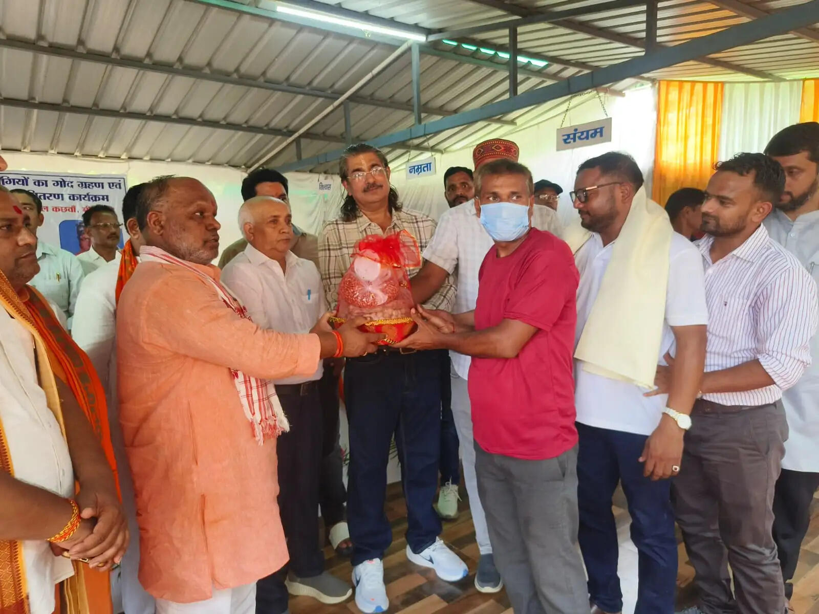 मीरजापुर: राज्य मंत्री हंसराज विश्वकर्मा ने टीबी मरीजों को दी पोषण पोटली