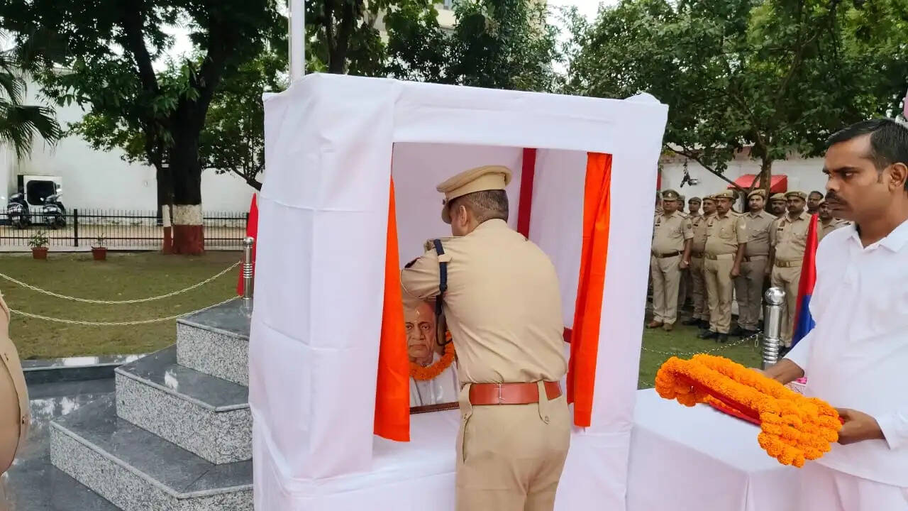 पुलिस लाइन्स में मनाया गया राष्ट्रीय एकता दिवस, सरदार पटेल को अर्पित किए श्रद्धासुमन