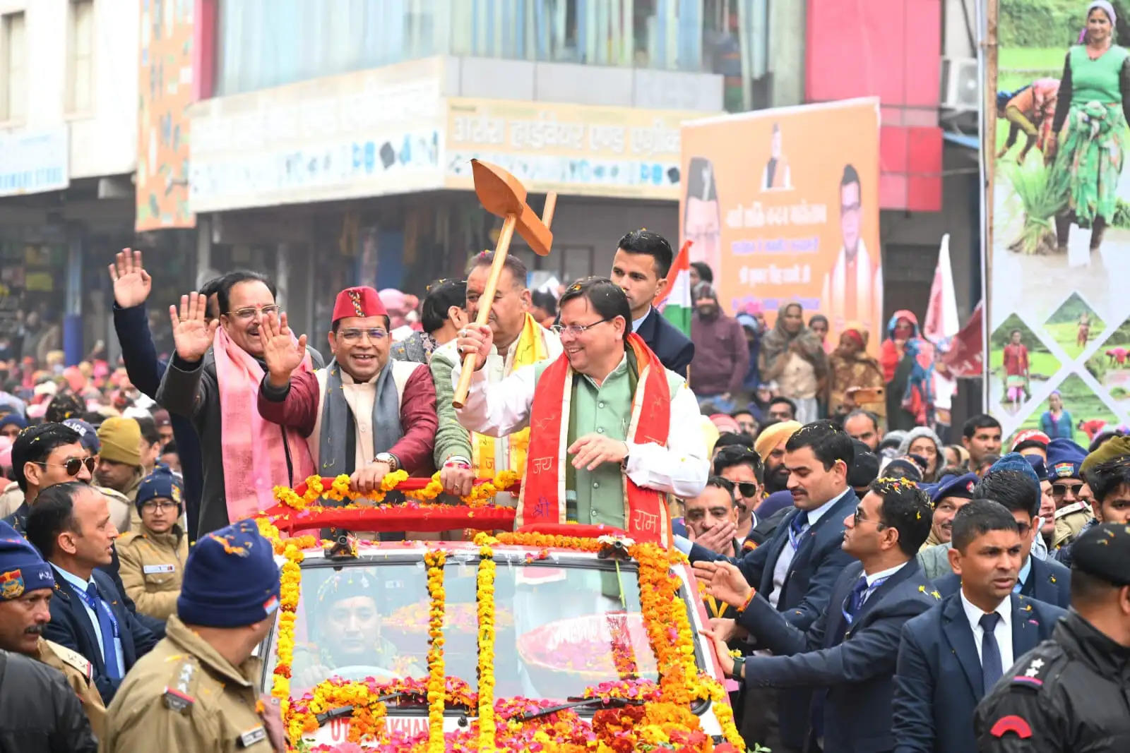 मुख्यमंत्री का रोड शो, जगह जगह हुआ स्वागत