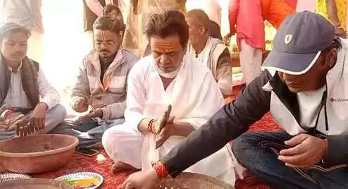 अभिनेता राजपाल यादव ने माघ मेले में किया पार्थिव शिवलिंग निर्माण