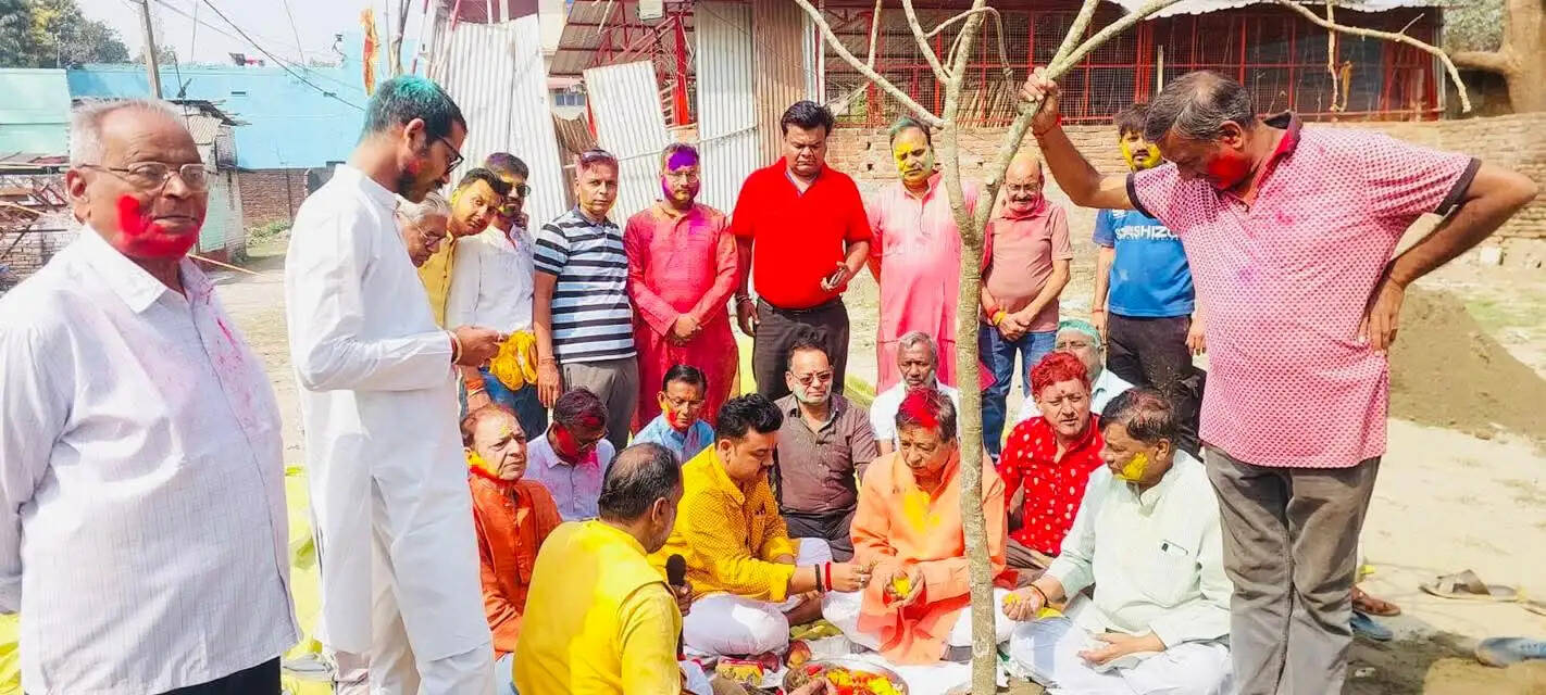 मारवाड़ी समाज के लोगों ने किया थंभ रोपण,मध्य रात्रि किया गया होलिका दहन