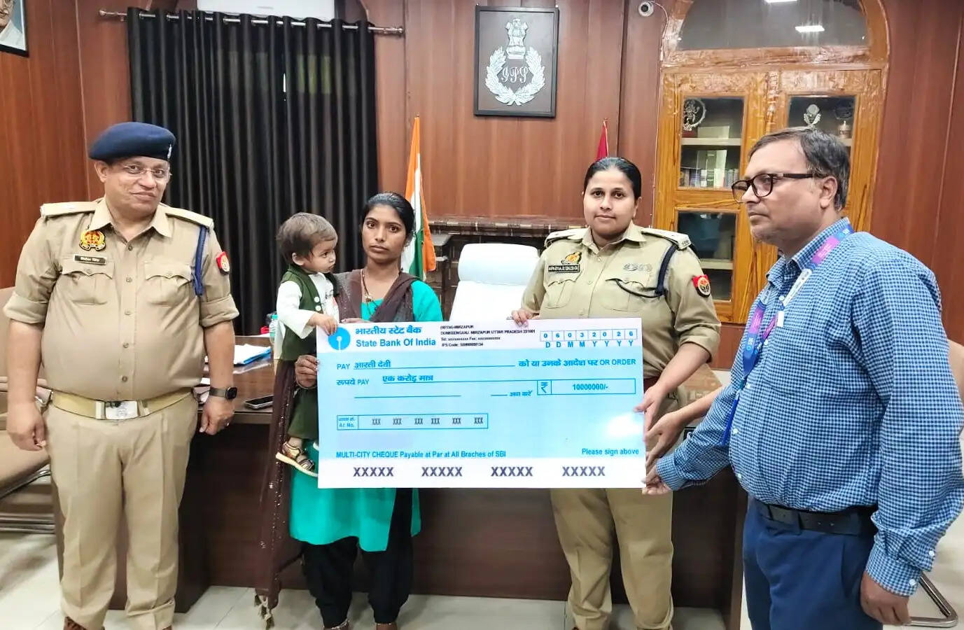 दिवंगत आरक्षी के परिजन को मिला एक करोड़ रुपये का चेक