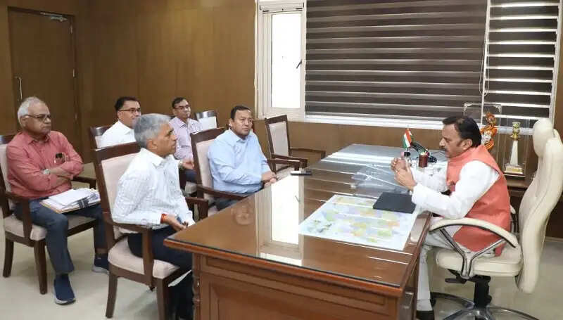 मप्रः उप मुख्यमंत्री शुक्ल ने की रीवा जिले में पुनर्घनत्वीकरण योजना के कार्यों की समीक्षा