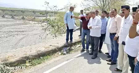 हरीश रावत ने क्षतिग्रस्त टनकपुर-सितारगंज मार्ग का किया निरीक्षण,जताई नाराजगी