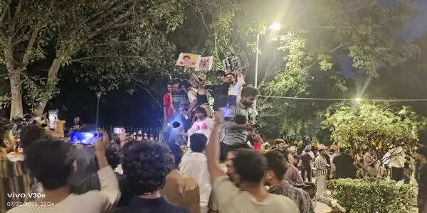 जंतर-मंतर पर रात को फिर हिंसा, दिल्ली पुलिस का दावा-प्रदर्शनकारी खुखरी लहराते दिखे