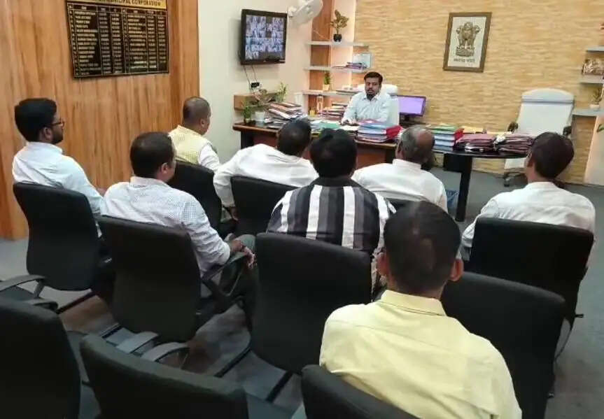 अवैध होर्डिंग-पोस्टर पर नगर निगम की सख्ती