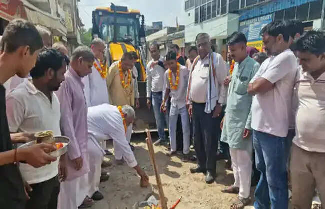 नारनाैल में विधायक के नहीं आने पर लोगों ने खुद कर दिया सड़क का शुभारंभ