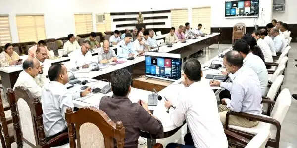योजनाओं की डीएम ने की समीक्षा, समयबद्ध और गुणवत्तापूर्ण कार्य के निर्देश