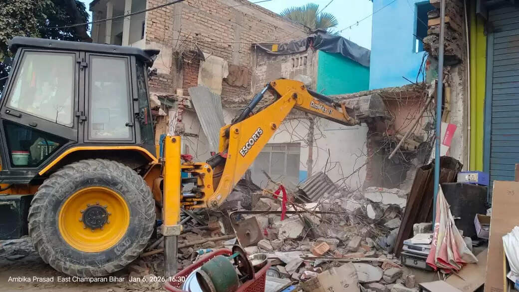 कोटवा में उच्च न्यायालय के आदेश पर चला प्रशासन का बुलडोजर