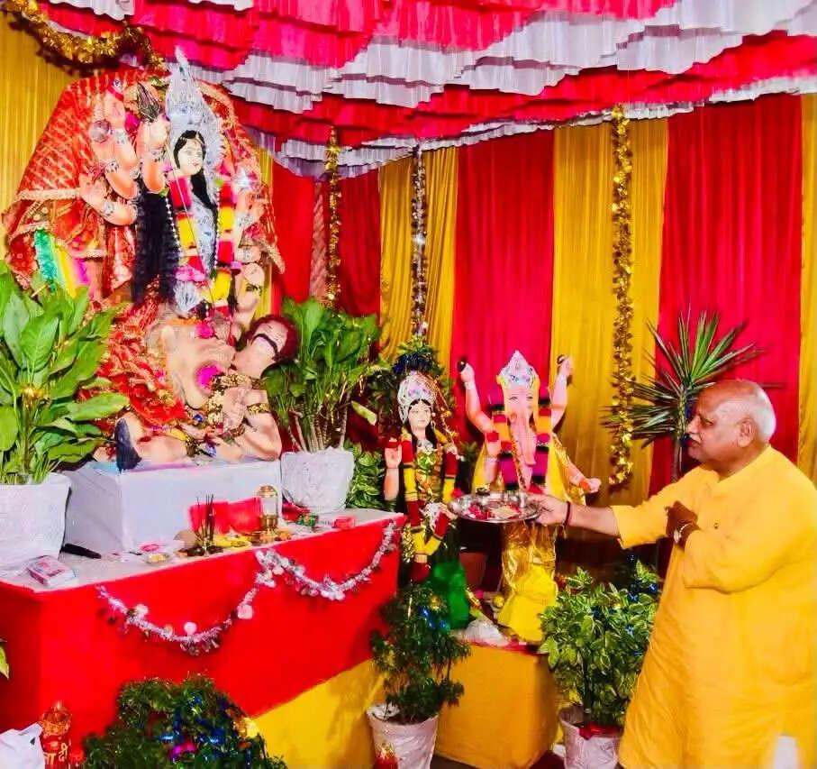 दुर्गा पूजा में श्रद्धालुओं को मां दुर्गा के साथ नीम करोली बाबा और बर्फानी बाबा के दर्शन करने का भी मिल रहा है अवसर
