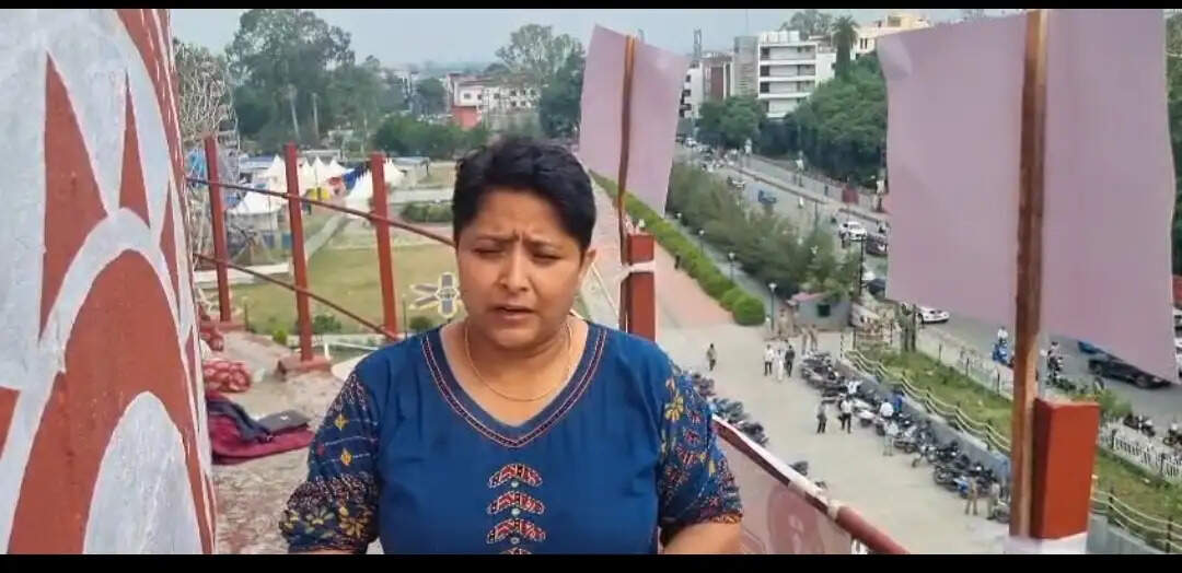 कांग्रेस प्रदेश महिला अध्यक्ष समेत पानी की टंकी पर चढ़े नर्सिंग अभ्यर्थी, मचा हड़कंप