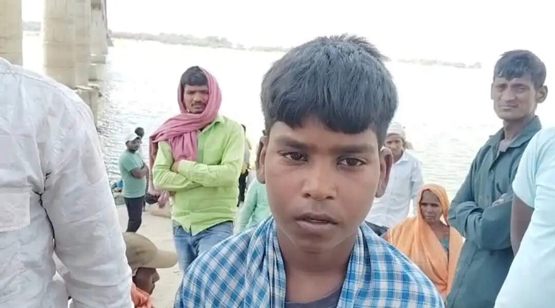 मीरजापुर में गंगा सेतु पर मामूस को छोड़ कर मां ने लगाई छलांग, तलाश में जुटी पुलिस