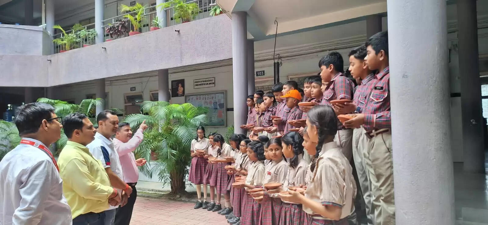 डीएवी गांधीनगर स्कूल में चला पक्षी बचाओ अभियान