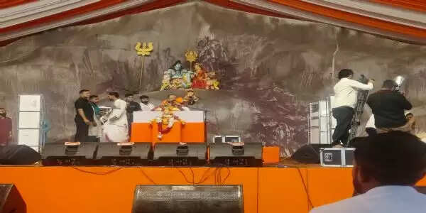 कथावाचक प्रदीप मिश्रा ने युवाओं को सजग रहने की दी सलाह