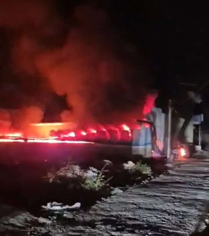 अनूपपुर में दो जगह भीषण आग, करोड़ों के नुकसान की आशंका; कार भी जली
