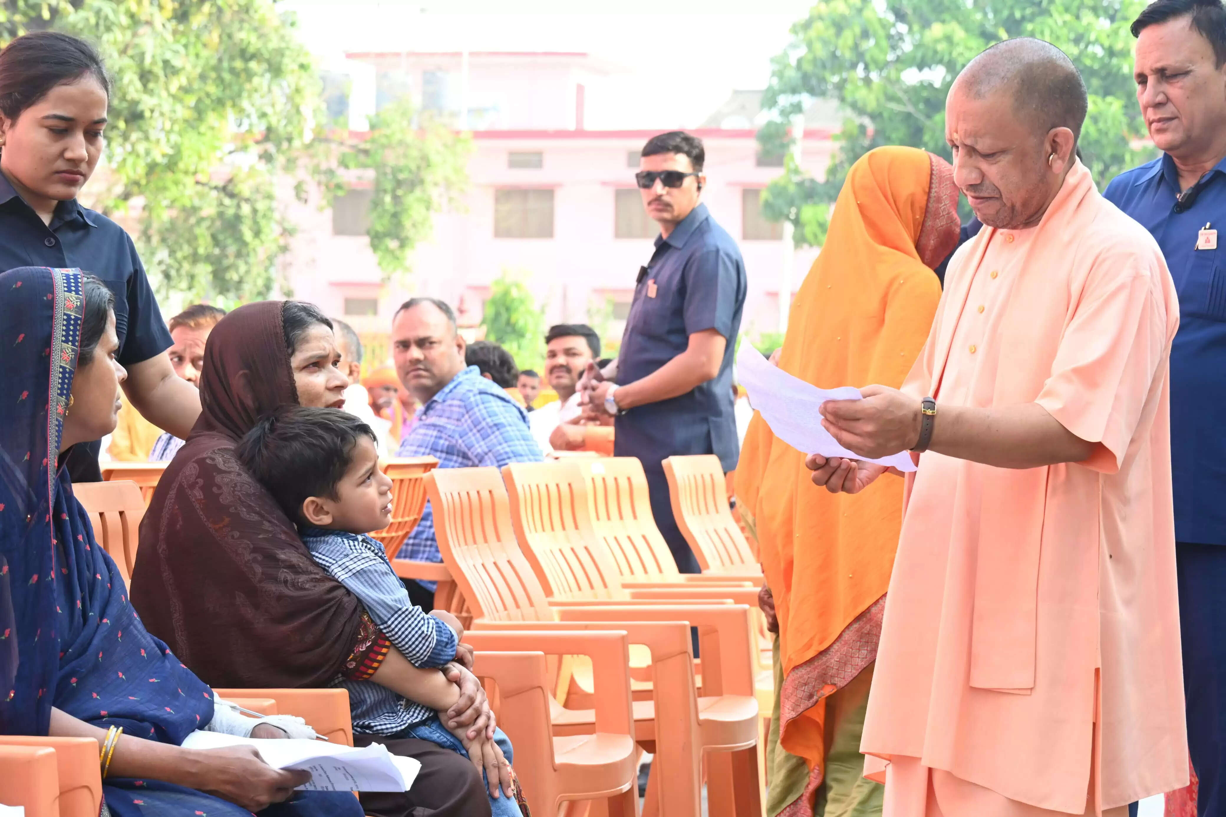 अस्पताल जाने की करें व्यवस्था, भर्ती कराकर कराएं समुचित इलाज : मुख्यमंत्री याेगी