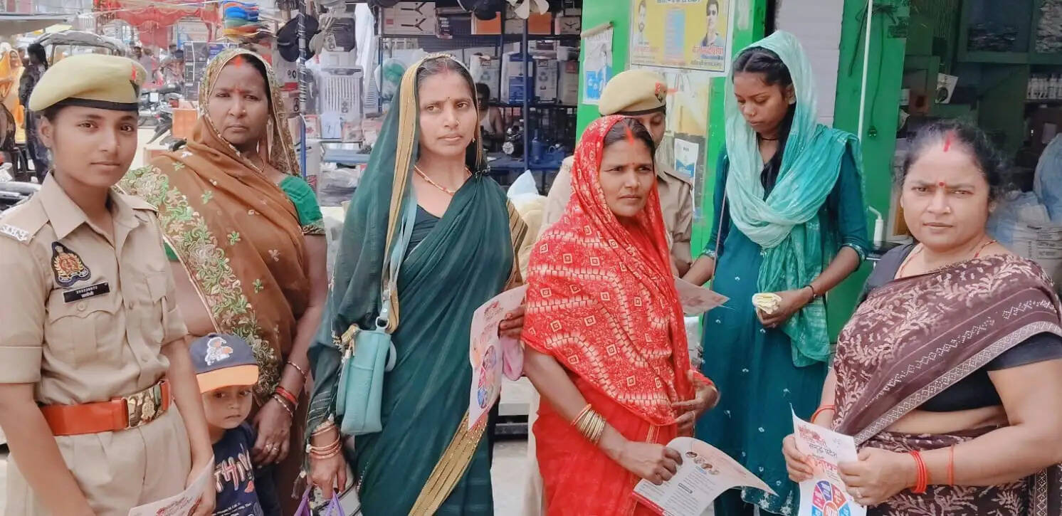 देवरिया पुलिस ने महिलाओं-बालिकाओं को किया जागरूक