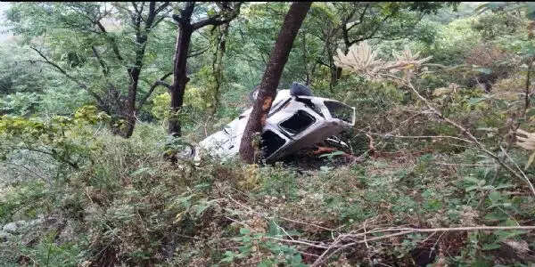 भीरी-ककोला मोटर मार्ग पर कार खाई में गिरी, तीन की मौत