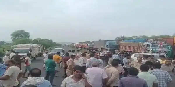 नरसिंहपुर में मूंग खरीदी को लेकर किसानों का प्रदर्शन, तीन प्रमुख सड़कों पर चक्का जाम