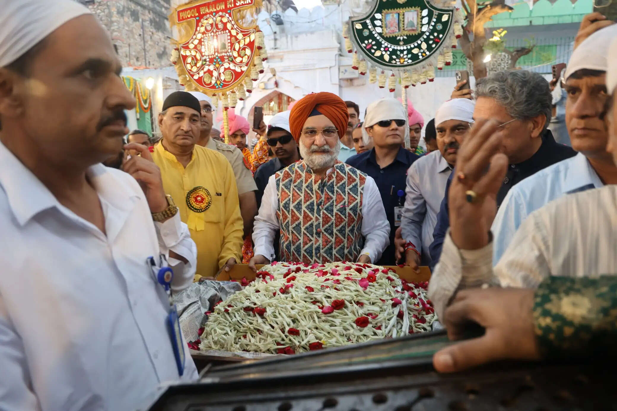 उपराज्यपाल ने फूल वालों की सैर के मौके पर सूफी संत बख्तियार काकी की दरगाह पर फूलों की चादर चढ़ाई