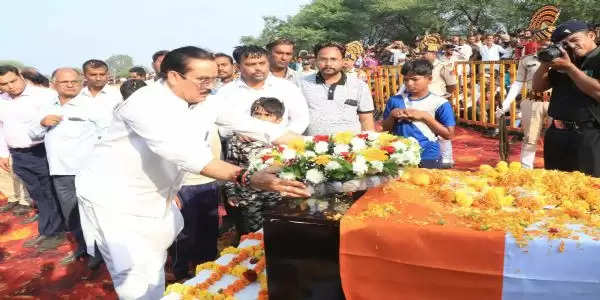 Madhya Pradesh: Funeral of soldier sacrificed in Jammu and Kashmir with military honours.