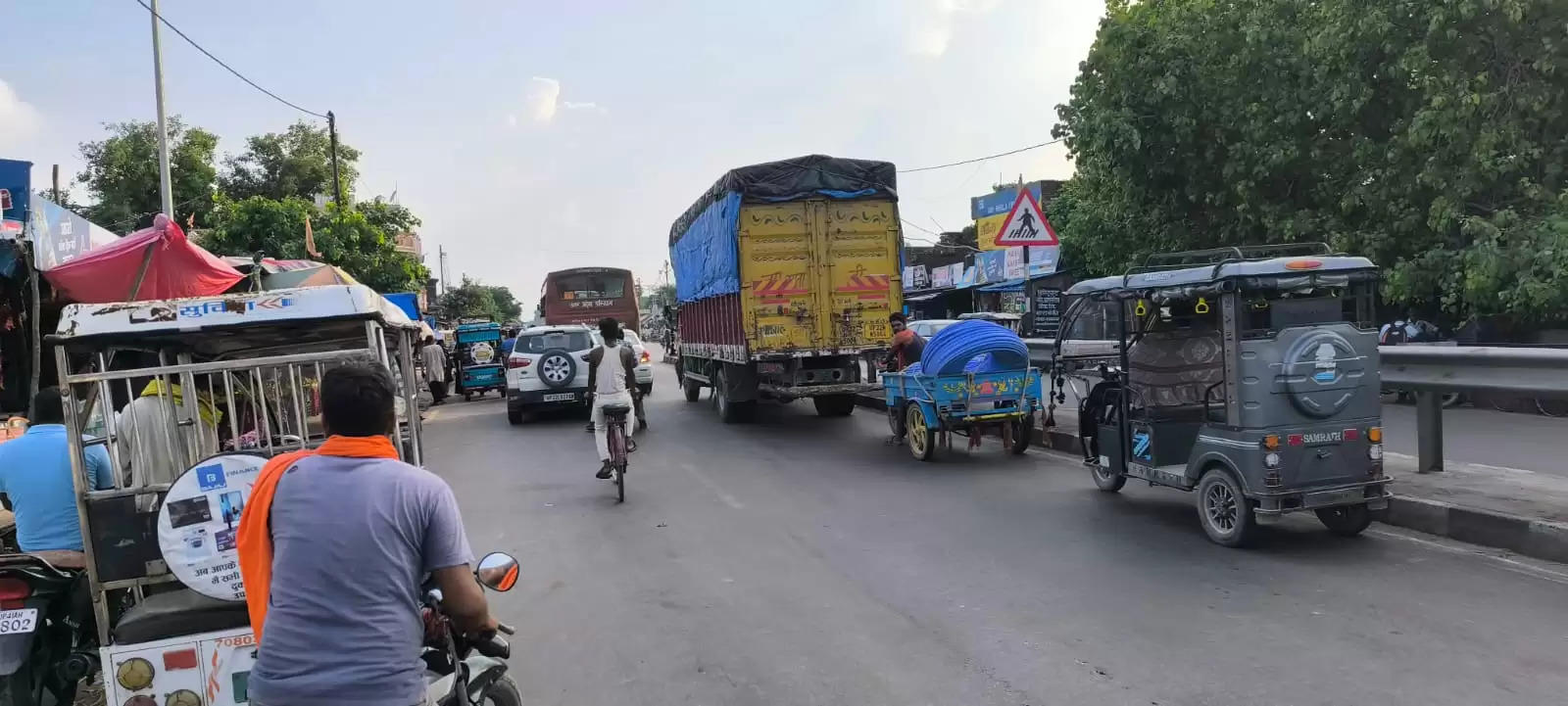 गोंडा-लखनऊ मुख्य मार्ग रामनगर चौराहे पर जाम की समस्या से लोग परेशान