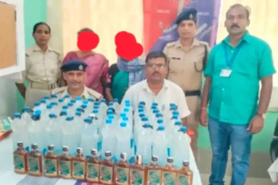 अवैध शराब के साथ दो महिला गिरफ्तार
