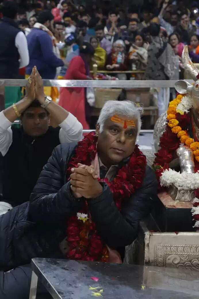 फिल्म अभिनेता आशीष विद्यार्थी ने किए भगवान महाकालेश्वर के दर्शन