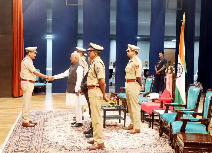 पुलिस का व्यवहार और दृष्टिकोण जनता के प्रति संवेदनशील होना चाहिए : राज्यपाल पटेल