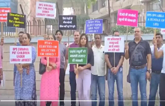 अभिभावकों ने फीस बढ़ोतरी के विरोध में डीपीएस द्वारका के बाहर किया प्रदर्शन