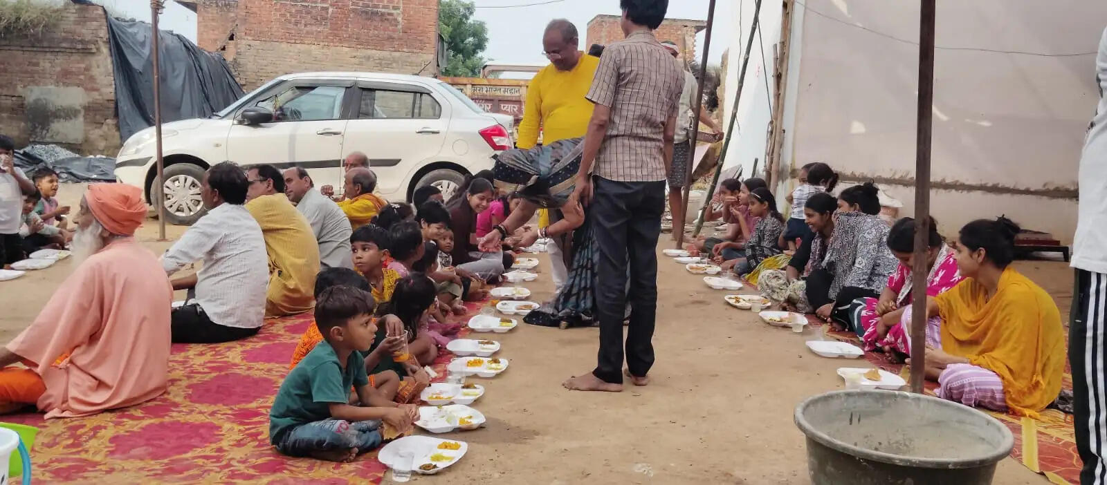 औरैया : गणेश विसर्जन से पहले भंडारे में उमड़ी श्रद्धालुओं की भीड़