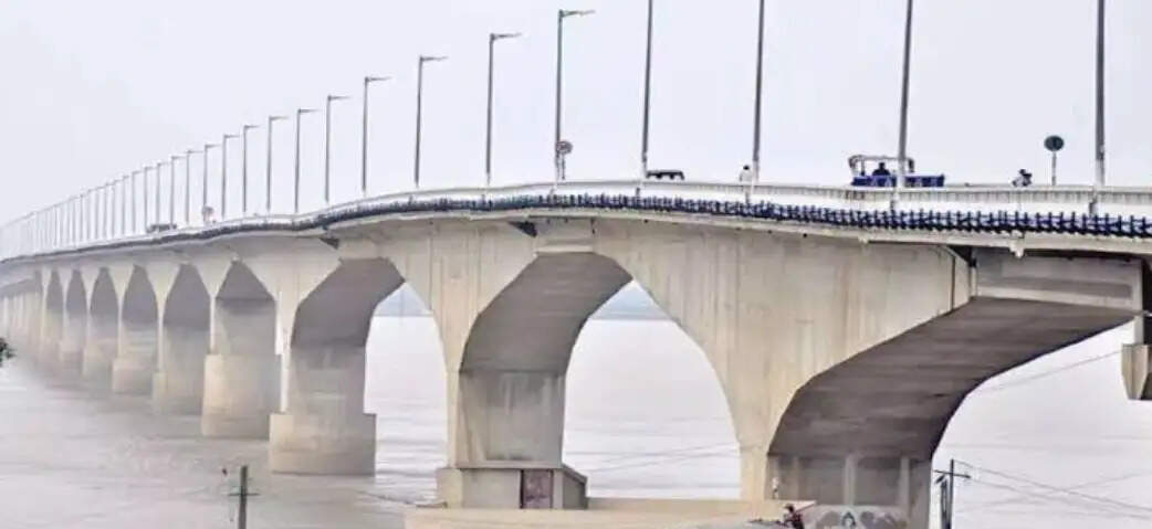 बारिश से गंगा के जलस्तर में वृद्धि, खतरे के निशान से चार मीटर दूर जलस्तर