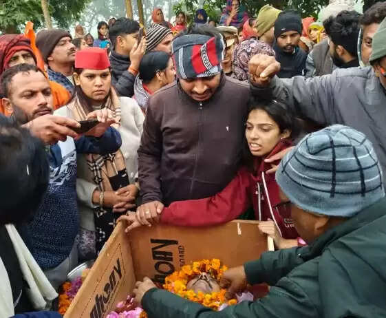 सैन्य सम्मान के साथ बीएसएफ जवान को दी गयी अंतिम विदाई