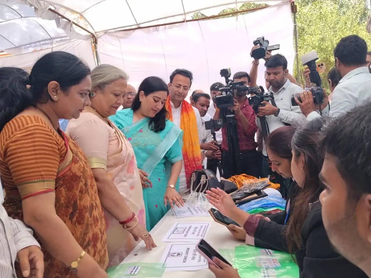 बांसुरी स्वराज ने दीन दयाल उपाध्याय मार्ग पर मुफ्त स्वास्थ्य जांच शिविर का किया उद्घाटन