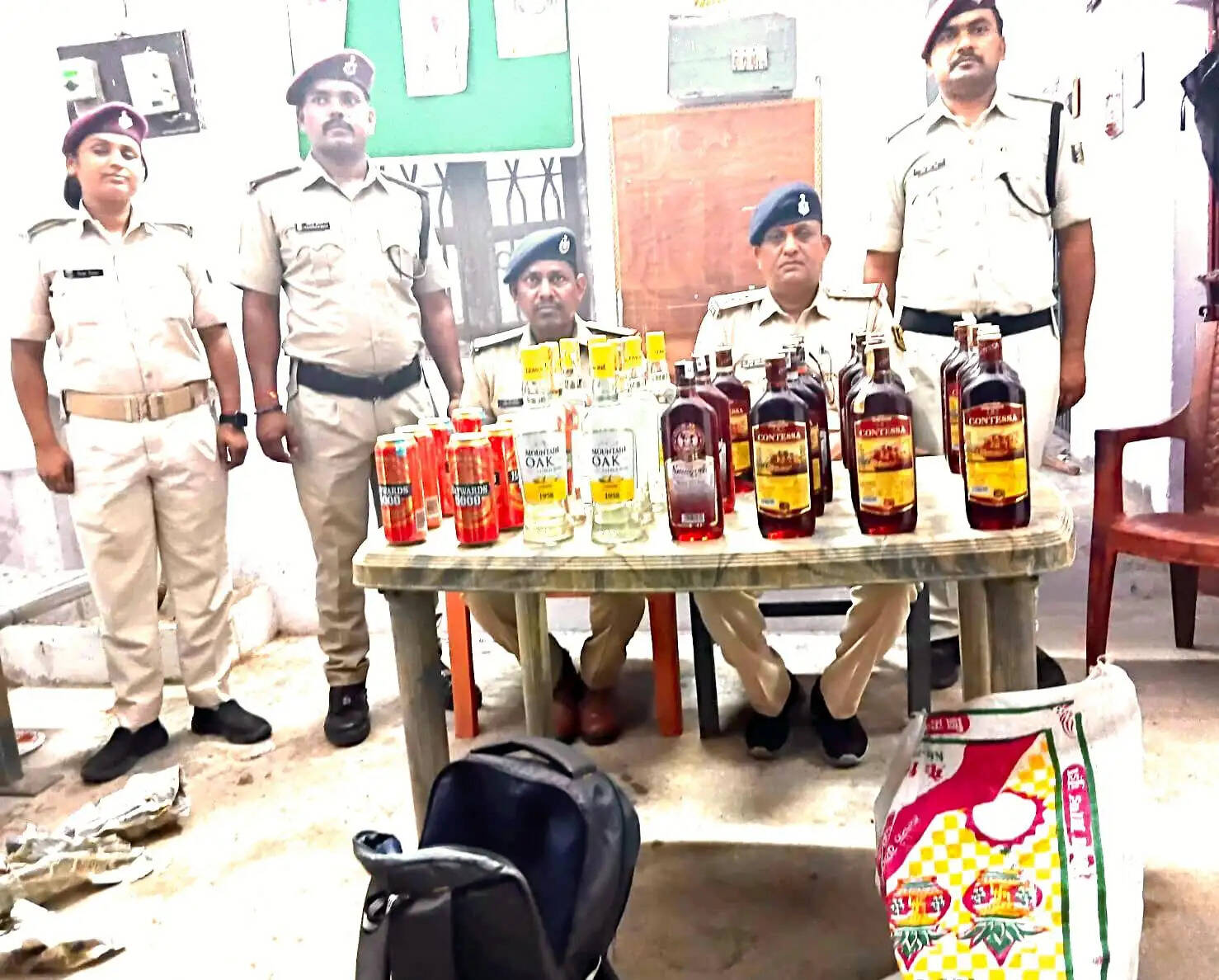 लावारिस बैग से 25.75 लीटर अंग्रेजी शराब बरामद