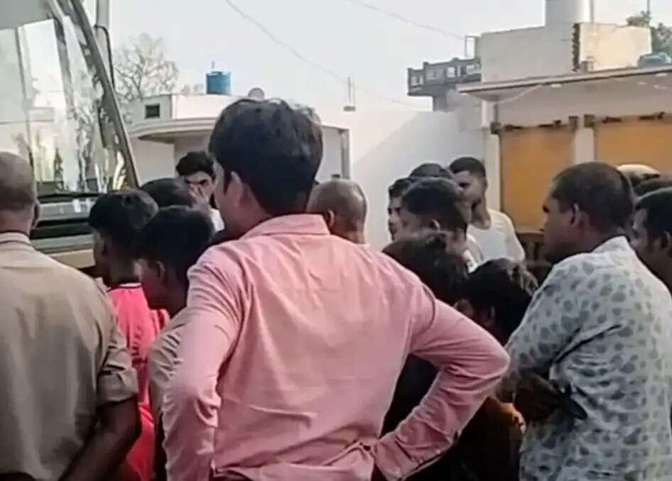 स्कूल बस की टक्कर से बाइक सवार की मौत