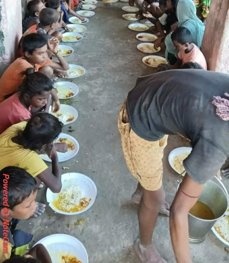 जिला प्रशासन द्वारा कोसी क्षेत्र के बाढ पीड़ितों के बीच युद्धस्तर पर राहत अभियान जारी