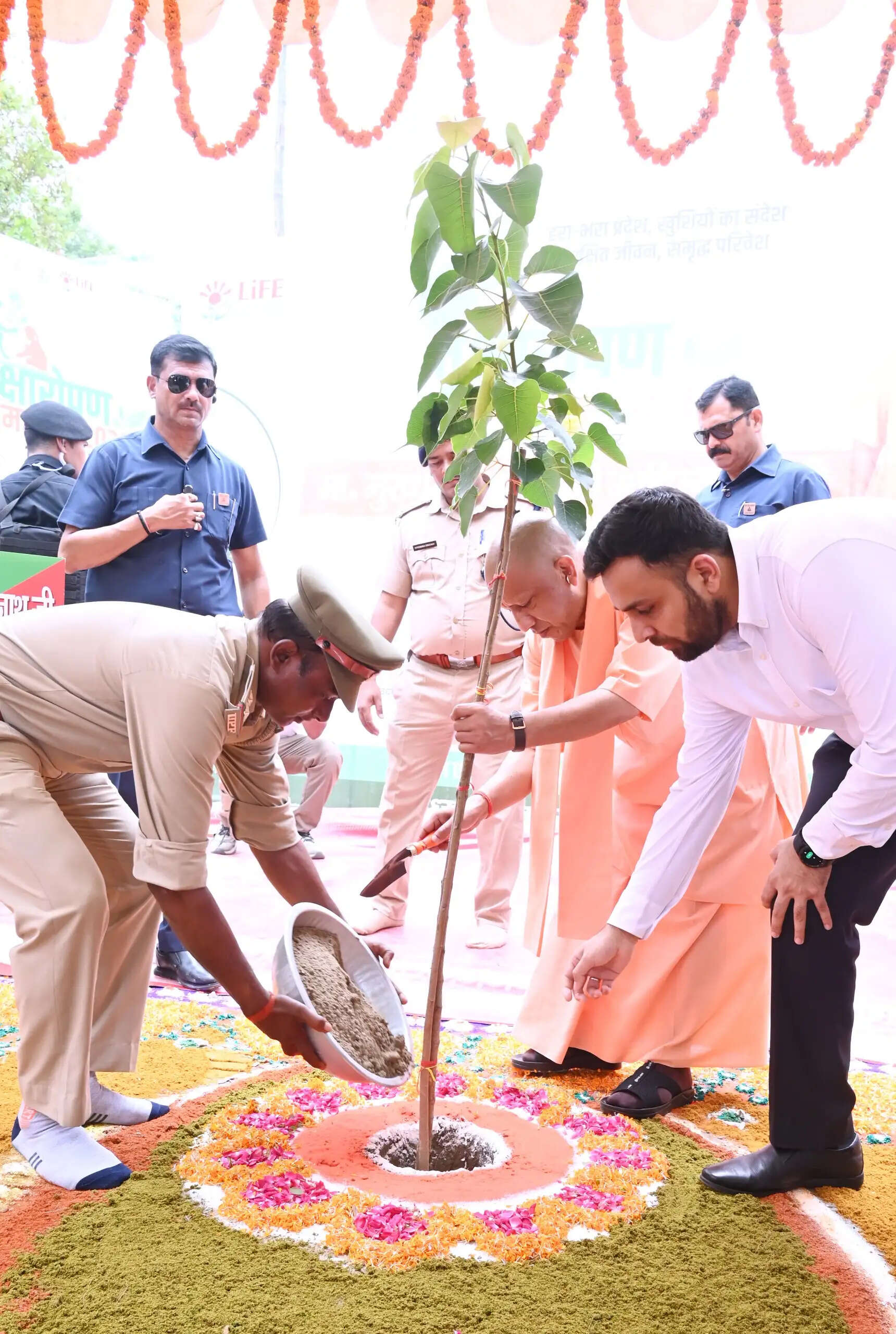 हनुमानगढ़ी की सीढ़ियों पर नमाज पढ़वाने का पाप करने वाले क्या जामा मस्जिद में हनुमान चालीसा करा पाएंगे : मुख्यमंत्री योगी
