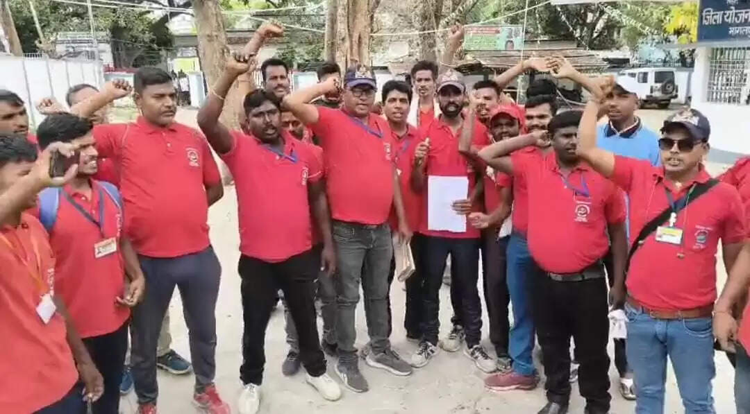 विभिन्न मांगों को लेकर आपदा मित्रों का धरना